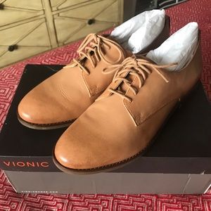 Vionic Weslyn Women’s Oxford shoe size 9